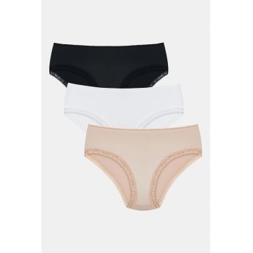 Set de chiloti cu model uni si garnituri din dantela - 3 perechi