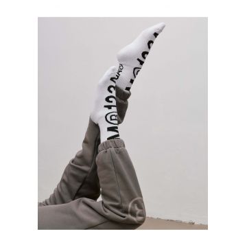 Sosete din bumbac organic cu imprimeu text - Alb optic - Negru -