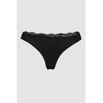 Chiloti tanga cu garnituri de dantela