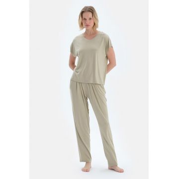 Pijama cu model uni si decolteu in V - Verde sparanghel