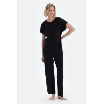Pijama cu tricou cu maneci scurte si decolteu la baza gatului - Negru