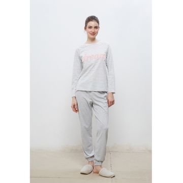 Pijama cu pantaloni lungi - aplicatie text pufoasa si dungi - Gri melange/Roz prafuit