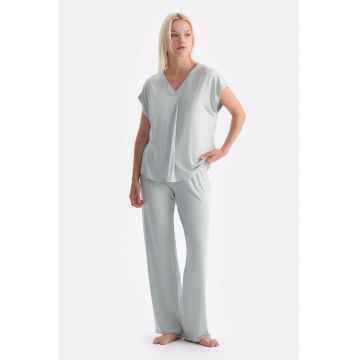 Pijama lejera cu decolteu in V - Verde menta