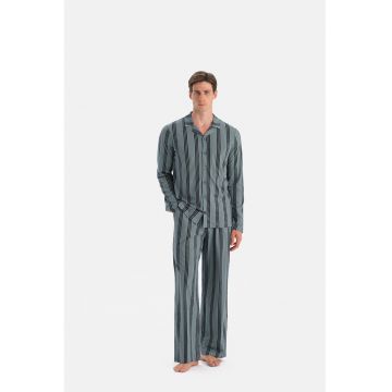 Pijama cu model in dungi si revere decupate - Negru/Verde pal