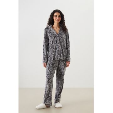 Pijama cu pantaloni lungi si animal print - Negru/Albastru prafuit/Maro camel