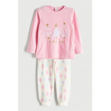 Pijama pufoasa cu maneci lungi si imprimeu tematic de Craciun - Alb/Auriu/Roz pastel