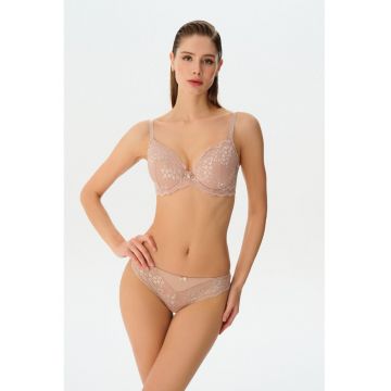 Chiloti cu garnitura din dantela pe partea din fata