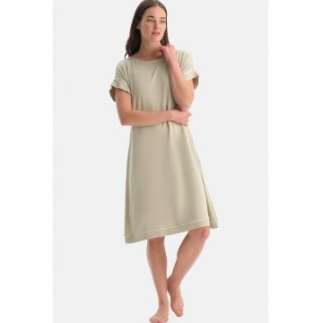 Camasa de noapte cu terminatii contrastante