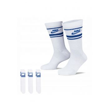 Set Sosete Sport  DX5089 105 Marime 38 42 Alb Tehnologie Dri Fit Pentru Uscare Rapida Si Confort Material Moale Si Elastic Calcaie Si Varfuri Intarite Cu Plasa Distribuita Strategic Pentru Respirabilitate Optima 3 Perechi